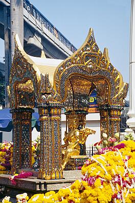 Bangkok - der Erawan-Schrein, dahinter die Skytrain