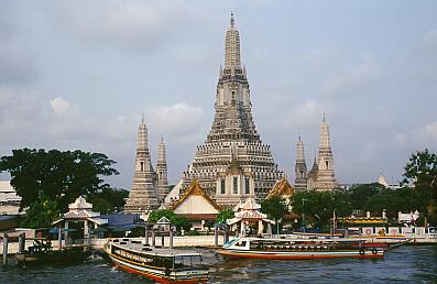 Bangkok - Wat Arun am westlichen Flußufer in den frühen Morgenstunden