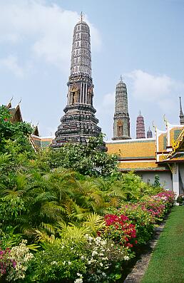 Bangkok - Wat Phra Kaeo, Prangs an der östl. Begrenzung der Tempelanlage