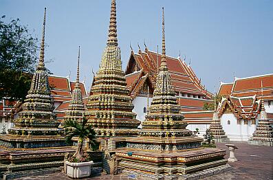 Bangkok - Wat Pho, kleine Chedi-Gruppen um den Bot im östlichen Tempelbereich