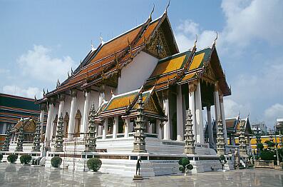 Bangkok - Wat Suthat, der große Vihara umgeben von chinesischen Pagoden aus grünem Granit