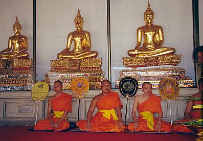 Bangkok - Wat Sakhet, Mönche im Wandelgang des Tempels