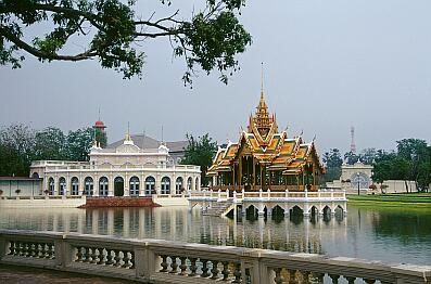 Bang Pa-In - Sommerpalast der Könige von Ayutthaya, links ein Pavillon im franz. Still (Thewarat Khanlai Gate), rechts ein Thai-Pavillon im See (Phra Thinang Aisawan Thiphta-Art)