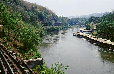 "Eisenbahn des Todes" am River Kwai - im Hintergrund der Wang Po-Viadukt und der River Kwai