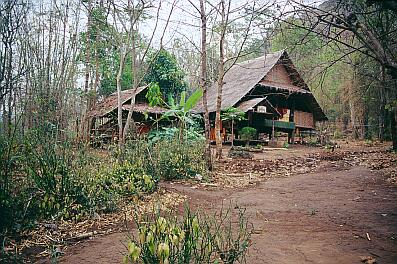 Mon-Village im Dschungel am River Kwai, ein typisches Holzhaus (hier bewohnt von Mönchen)