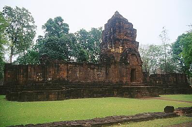 Muang Sing - Ruinen eines Khmer-Tempels aus dem 12.-13. Jh., rechts der zentrale Prang