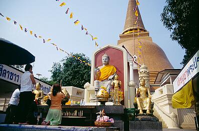 Nakhon Pathom - Phra Pathom Chedi, eine Buddha-Statue vor dem Westeingang